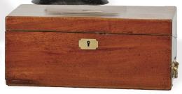 Lote 1420
Caja escritorio inglesa Regencia de madera de caoba y nogal  con tintero.
