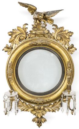 Lote 1425
Marco estilo Regencia de espejo convexo, con marco circular moldurado en madera tallada y dorada, rematado por una figura de aguila con alas extendidas.
Italia, segunda mitad S. XIX