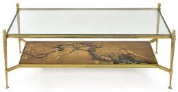 Lote 1436
Mesa de centro con estructura de latón con balda superior en cristal y la inferior en madera estucada, pintada y dorada representando un ave en un árbol. Años 50
