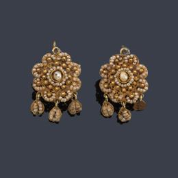 Lote 2004: Arracadas con diseño calado enriquecido con perlitas aljófar cosidas con hilo de oro. Finales del S. XIX.