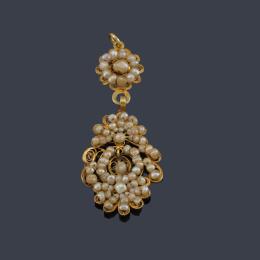 Lote 2013: Colgante con doble motivo enriquecido con perlitas aljófar cosidas con hilo de oro. Ppios S. XIX.