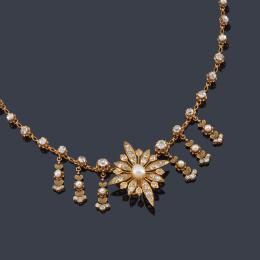 Lote 2014: Collar con diamantes talla 'old mine' de aprox. 11,00 ct en total y perlas de aprox. 8,31 mm - 4,37 mm en montura de oro amarillo de 18K. Finales S. XIX.