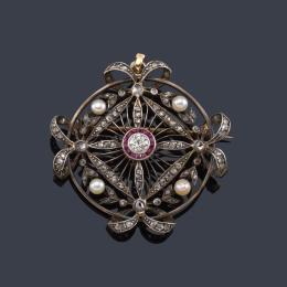 Lote 2026: Broche-colgante con centro de diamante talla antigua de aprox. 0,35 ct con orla de rubíes calibrados, perlitas y diamantes talla rosa. Ppios S. XX.