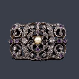 Lote 2028: Broche-placa con perla central, diamantes talla antigua y amatistas, con diseño calado. Finales S. XIX.