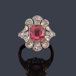 Lote 2029: Anillo con turmalina rubelita de aprox. 2,20 ct con orla de diamantes talla rosa. Ppios S. XX.