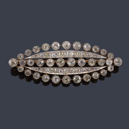 Lote 2030: Broche con diseño oval con diamantes talla antigua y rosa de aprox. 9,35 ct en total. Ppios S. XX.
