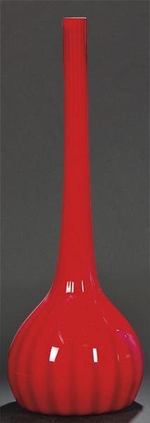 Lote 1011: Jarrón de Murano de cuello largo en rojo con franjas más oscuras.