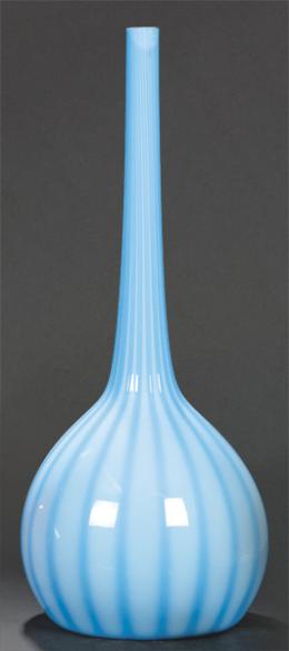 Lote 1012: Jarrón de cuello largo de cristal de Murano azul con franjas en azul más oscuro.