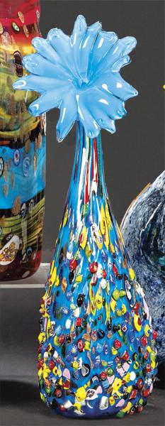Lote 1016: Jarrón de cristal de Murano con la boca en forma de flor.<br>Con fondo azul y decoración de molti fiori en relieve. Firmado en la base a la rueda.