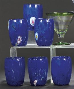 Lote 1020: Juego de seis vasos bajos de cristal de Murano azul cobalto con decoración "multi fiore".