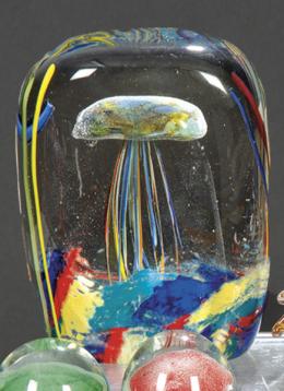 Lote 1023: Acuario con medusa de cristal de Murano.<br>Firmado en la base a la rueda.