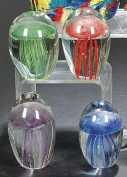 Lote 1024: Cuatro pisapapeles con medusa de cristal de Murano.