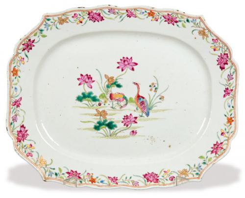  Bandeja de borde ondulado de porcelana de Compañía de Indias, Familia Rosa, Dinastía Qing, época de Qianlong (1736-95).