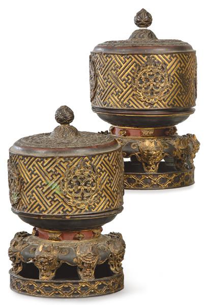  Pareaja de cajas de ofrendas de madera lacada y dorada China S. XIX