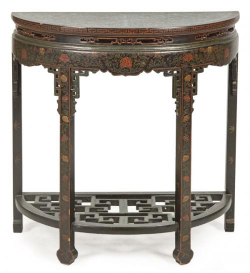  Consola china media luna de madera lacada en negro con decoración incisa, policromada y dorada, pp. S. XX.