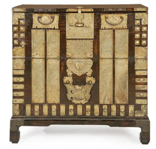  Aparador coreano de madera con herrajes vistos pp. S. XX.