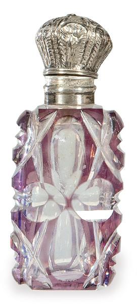  Perfumador de cristal de Bohemia tallado parcialmente esmaltado en violeta y tapón de plata