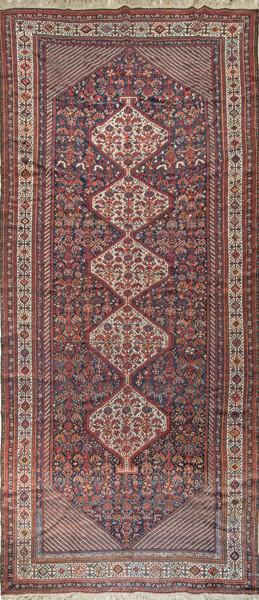  Alfombra anatolia de pasillo en lana.
Con cinco rombos centrales, flores y franjas en esquinas y cenefa.