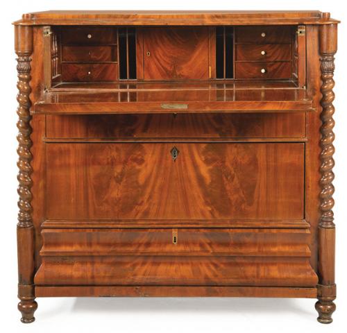  Cómoda de escritorio biedermeier en madera de caoba y palma de caoba, con columnas de torneado salomónico coronadas por capiteles corintios.
Alemania, segunda mitad S. XIX