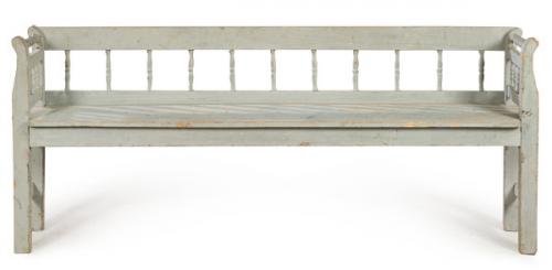  Banco en madera de pino pintada de gris, con montantes rectos y respaldo calado y torneado.
Italia, finales S. XIX