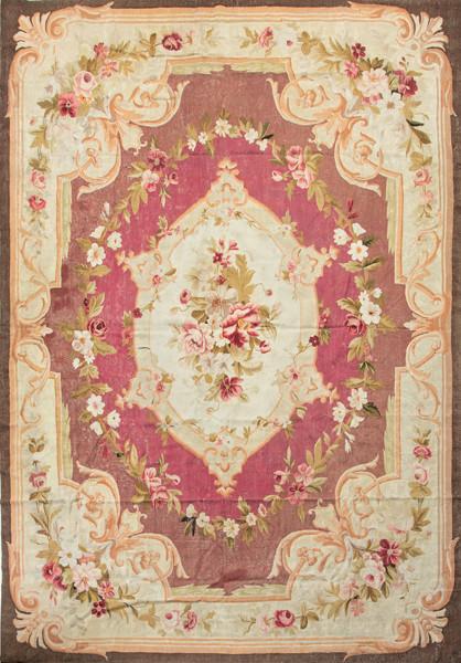  Alfombra Aubusson en lana S. XIX.
Con campo color fresa con medallón central claro y cenerfa con flores