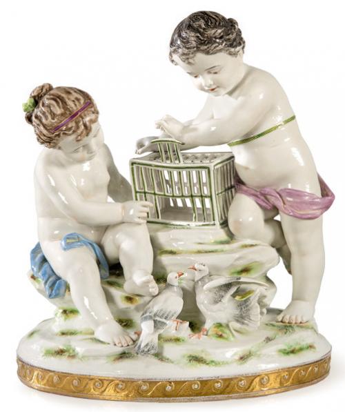  Niños con jaula y palomas, grupo escultórico en porcelana pintada, y esmaltada de Ludwigsburg, manufactura perteneciente al Duque Carlos Eugenio de Wurtemberg.
Alemania, h. 1770