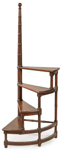  Escalera de biblioteca en madera de caoba torneada.
S. XX