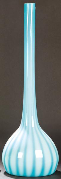  Jarrón de cuello largo de cristal de Murano azul celeste con franjas más oscuras.