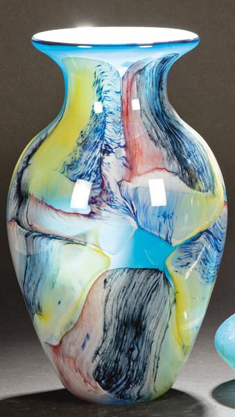  Jarrón de cristal de Murano ovoide firmado en la base.
Con fondo azul y decoración de manchas de colores.