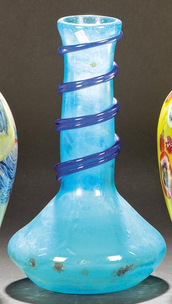 Jarrón azul de Murano con cuello largo y cinta enroscada en azul oscuro