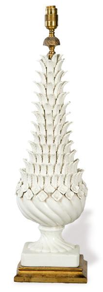  Lámpara de sobremesa en forma de copa con hojas y flores, en cerámica esmaltada en blanco de Manises.
S. XX