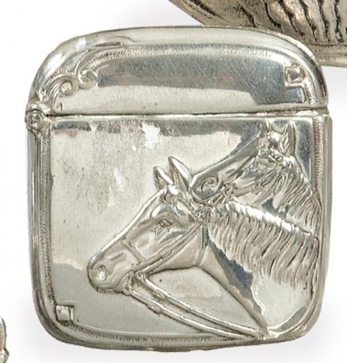  Cerillero de plata con cabezas de caballo cinceladas pp. S. XX