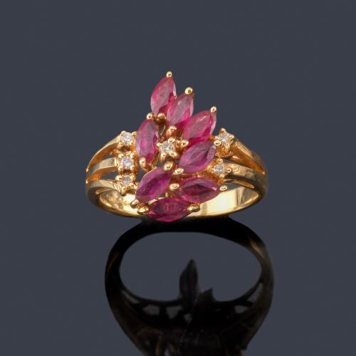  Anillo con cuajado de rubíes talla marquise y brillantitos en montura de oro amarillo de 18K.