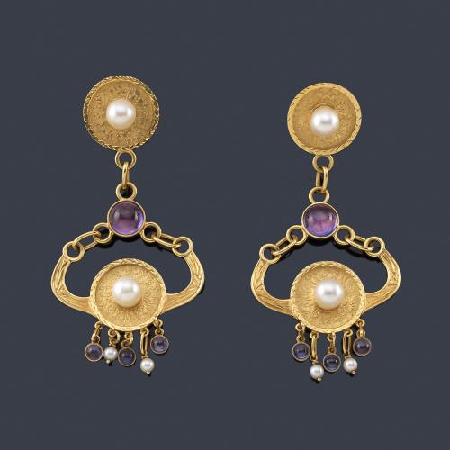  Pendientes largos con perlitas y amatistas en cabujón en oro amarillo de 18K.