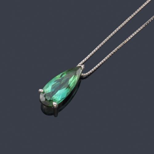  Colgante con turmalina verdelita talla perilla de aprox. 1,80 ct en montura y cadena de oro blanco de 18K.