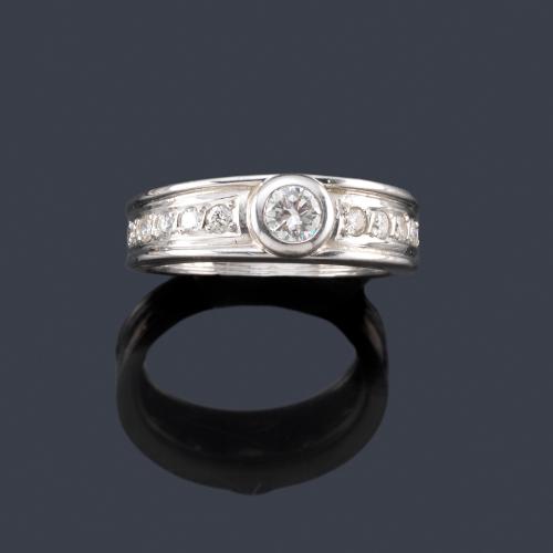  Anillo con brillantes de aprox. 0,70 ct en montura de oro blanco de 18K.