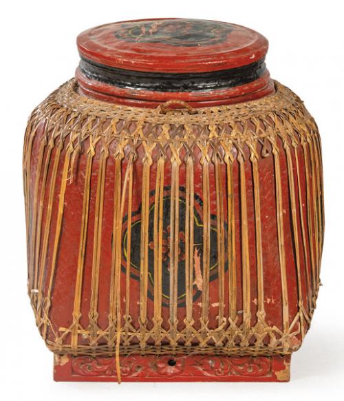  Bote de mimbre lacado en rojo y negro. 
China