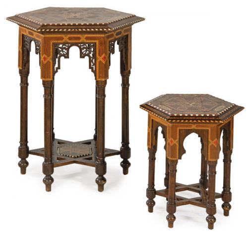  Dos mesas auxiliares en madera de nogal con decoración de taracea granadina en maderas finas, con cartuchos con escritura árabe. Chambrana en forma de estrella de seis puntas y 6 patas. 
Granada, ff. S. XIX pp. S. XX.