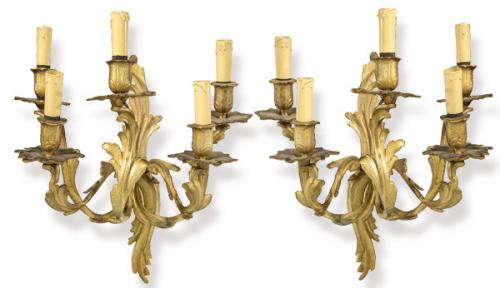  Pareja de apliques de pared de bronce dorado con cinco brazos estilo Luís XV, S. XIX.