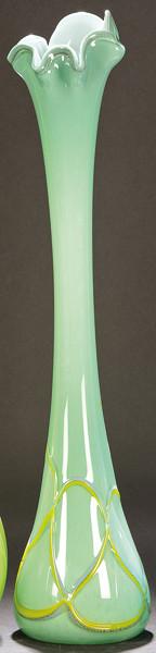  Jarrón de Murano de cuello largo en cristal doblado con exterior verde y decoración de hilos aplicados y boca rizada.
