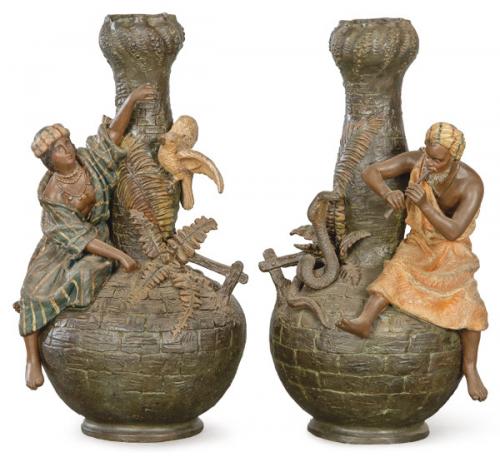  Pareja de jarrones de terracota policromada de estilo orientalista, h. 1900.