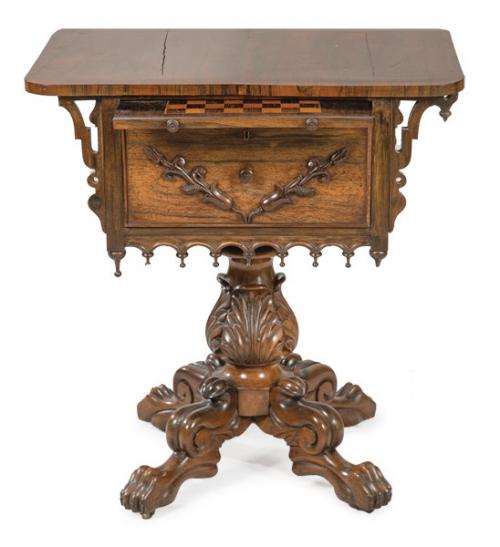  Mesa auxiliar victoriana con tablero de ajedrez extraible en madera de nogal. Inglaterra, S. XIX.
