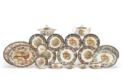  Vajilla inglesa de "Royal Worcester" decorada con faisanes y perdices. Total de piezas