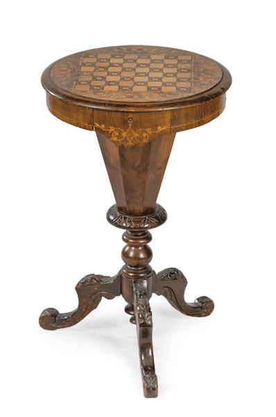  Mesa auxiliar victoriana con tablero de ajedrez en la tapa, en madera de nogal y marquetería en maderas finas. Inglaterra S. XIX.