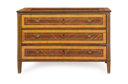  Cómoda Carlos IV en madera de nogal y limoncillo, con tres registros de cajones y tiradores y escudos de cerradura en bronce de época posterior. S. XVIII.