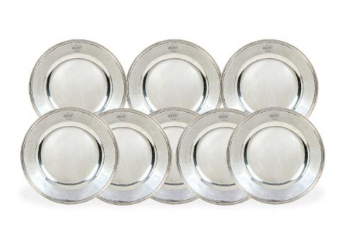  Juego de doce platos de plata española punzonada de Ansorena, Madrid Villa y Corte 1896 con corona real grabada en el alero.