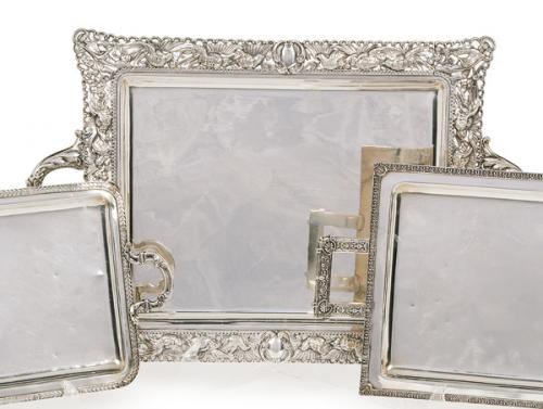  Bandeja rectangular de dos asas de plata española punzonada 1ª Ley.