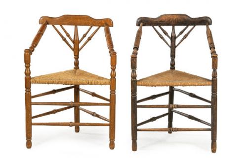  Pareja de sillas en madera de roble, siguiendo modelos ingleses y holandeses del S. XVII, con tres patas en madera de roble torneado, unidas por chambranas y asiento de enea.
Inglaterra, S. XIX