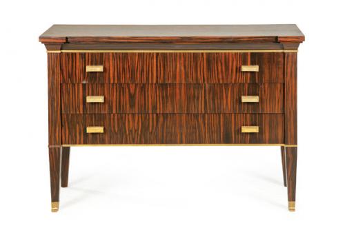  Cómoda siguiendo modelos de los años 70, en madera de ébano de macassar con tiradores y monturas de bronce dorado. Faltas
Finales, S. XX