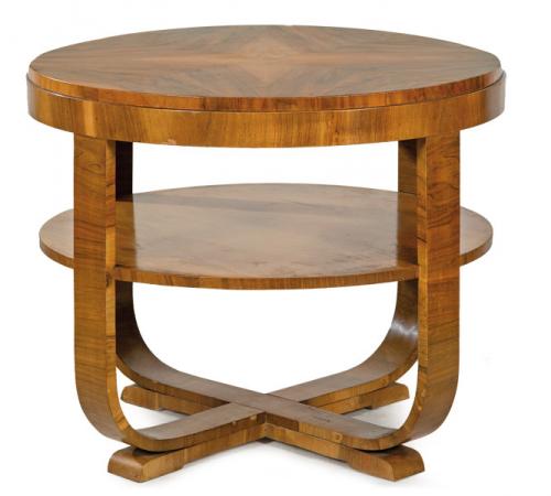  Mesa circular art decó en madera de nogal, sobre patas curvas unidas por una balda central.
Francia, años 30